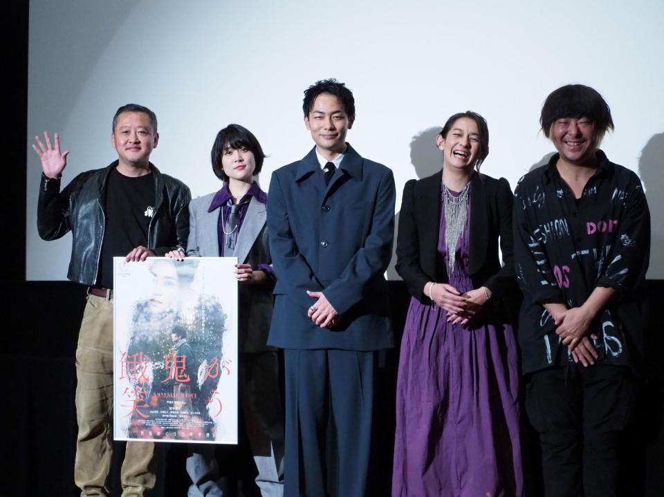 　映画「餓鬼が笑う」の初日舞台あいさつに出席した（左から）川瀬陽太、柳英里紗、田中俊介、片岡礼子、平波亘監督