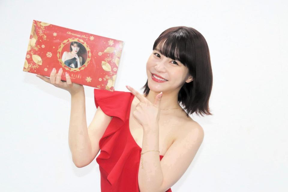 　クリスマスを意識した真っ赤なドレスの岸明日香