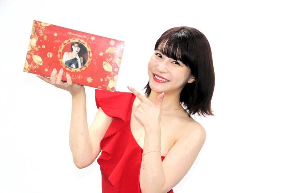 　クリスマスを意識した真っ赤なドレスの岸明日香