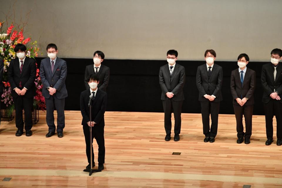 　個人戦を終え登壇する藤井聡太竜王（手前）ら棋士たち（撮影・開出牧）