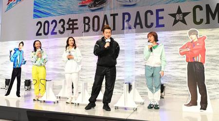 　２０２３新ＣＭ発表会に登場した（左から）山之内すず、長谷川京子、中村獅童、王林