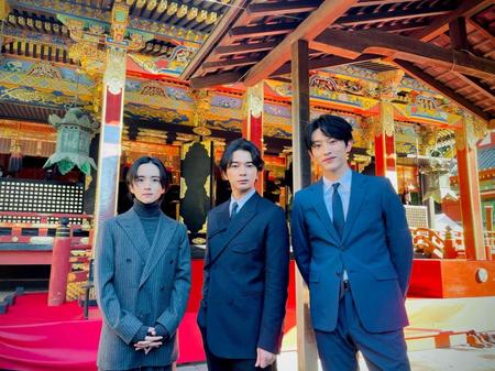 　誕辰祭に参列した（左から）板垣李光人、松本潤、杉野遥亮