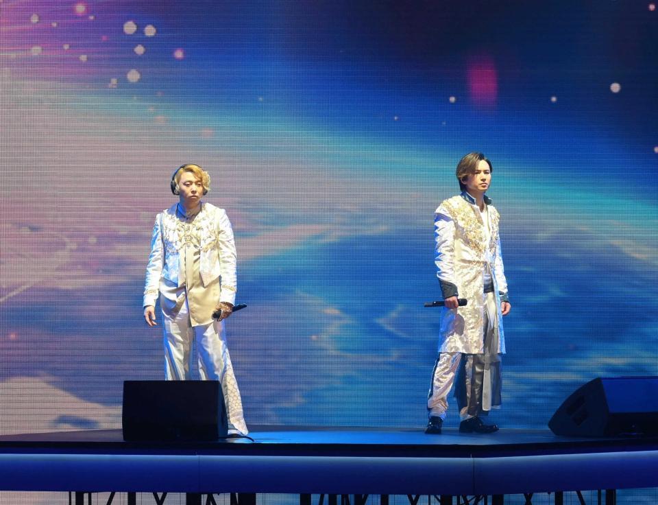 　クールに決めるＫｉｎＫｉ　Ｋｉｄｓの堂本剛（左）と堂本光一（撮影・堀内翔）