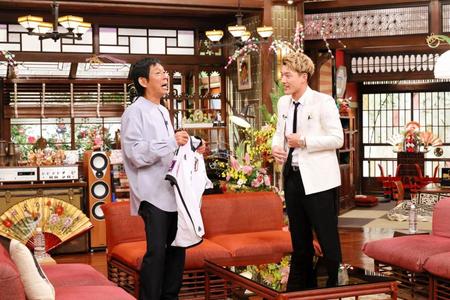 　明石家さんま（左）と堂安律