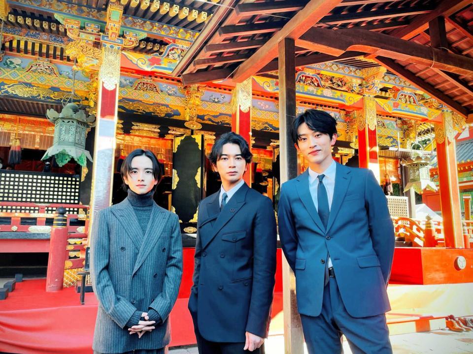 　誕辰祭に参列した（左から）板垣李光人、松本潤、杉野遥亮