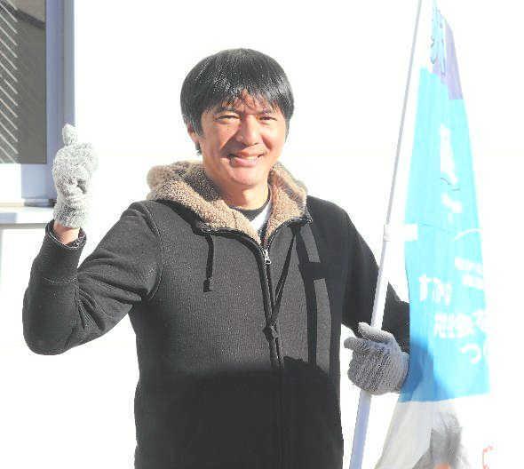 　東伏見駅前に立ち、西東京市議選当選を報告する長井秀和氏
