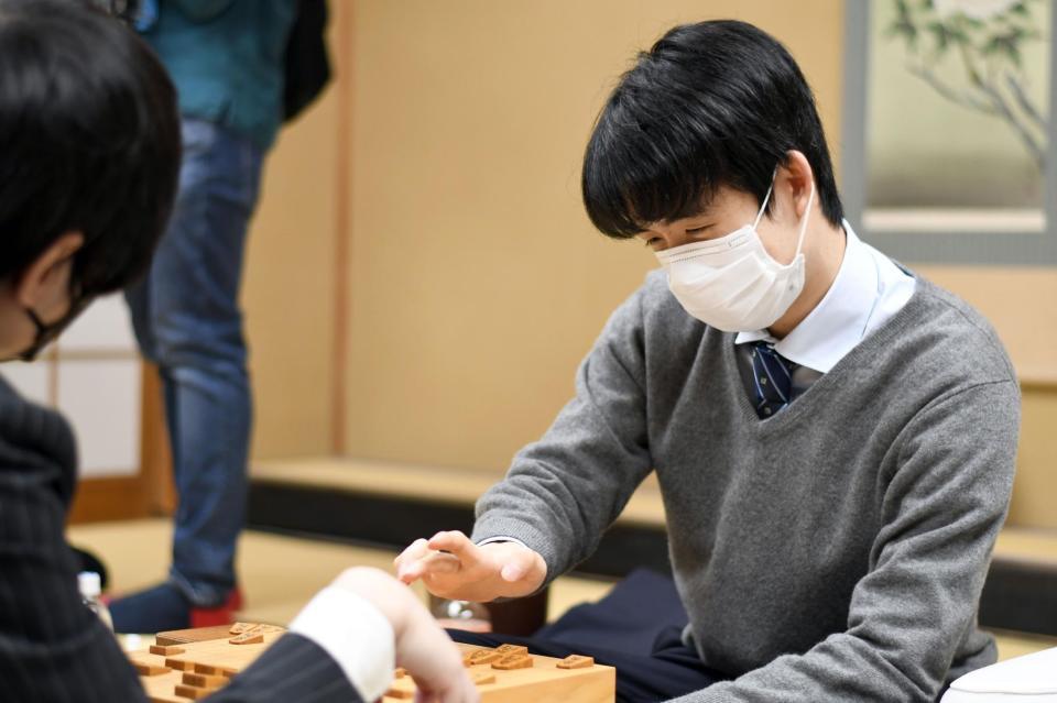 　棋王初挑戦を決めた藤井聡太竜王（日本将棋連盟提供）