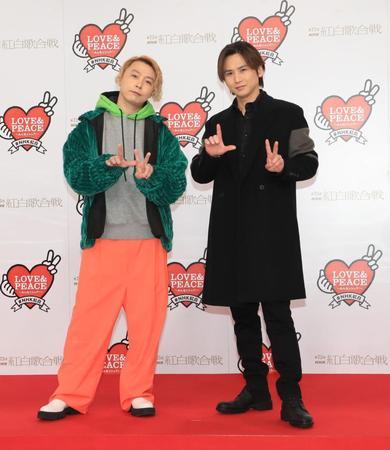 　フォトセッションに臨むＫｉｎＫｉ　Ｋｉｄｓの堂本剛（左）と堂本光一（代表撮影）