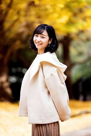 　赤坂御用地を散策される秋篠宮家の次女佳子さま＝２日、東京・元赤坂（宮内庁提供）