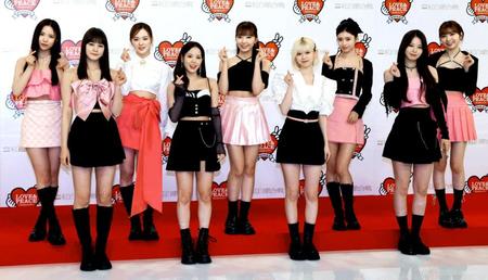 　笑顔でポーズを決めるＮｉｚｉＵの（前列左から）ＮＩＮＡ、ＭＡＫＯ、ＲＩＫＵ、ＡＹＡＫＡ、（後列左から）ＭＡＹＡ、ＲＩＯ、ＭＡＹＵＫＡ、ＲＩＭＡ、ＭＩＩＨＩ（代表撮影）