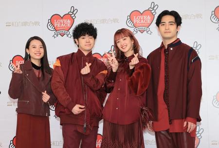 　フォトセッションに臨む緑黄色社会の（左から）ｐｅｐｐｅ、穴見真吾、長屋晴子、小林壱誓（代表撮影）