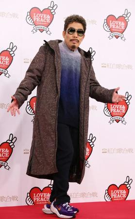 　取材に応じる鈴木雅之（代表撮影）