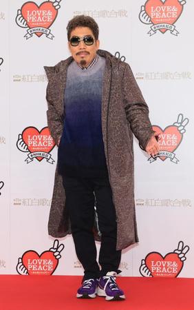 　フォトセッションに臨む鈴木雅之（代表撮影）　