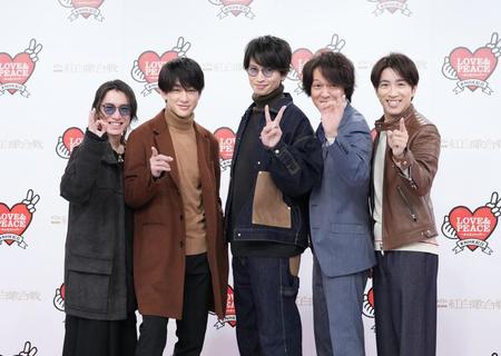 　フォトセッションに臨む関ジャニ∞（左から）安田章大、横山裕、大倉忠義、丸山隆平、村上信五（代表撮影）