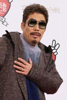 　取材に応じる鈴木雅之（代表撮影）