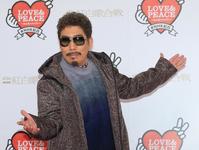 　フォトセッションに臨む鈴木雅之（代表撮影）