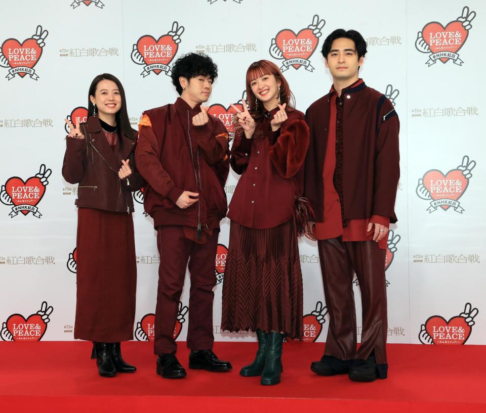 　フォトセッションに臨む緑黄色社会の（左から）ｐｅｐｐｅ、穴見真吾、長屋晴子、小林壱誓（代表撮影）