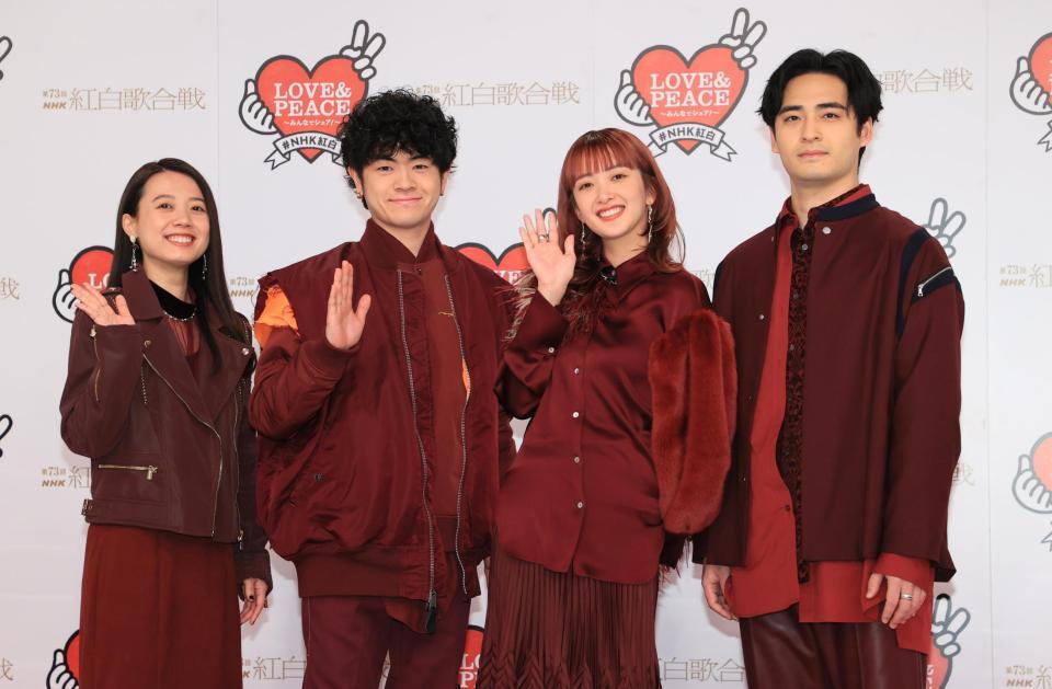 　フォトセッションに臨む緑黄色社会の（左から）ｐｅｐｐｅ、穴見真吾、長屋晴子、小林壱誓（代表撮影）