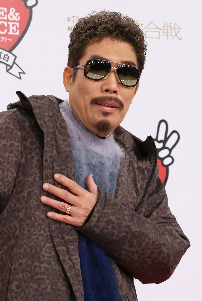 　取材に応じる鈴木雅之（代表撮影）