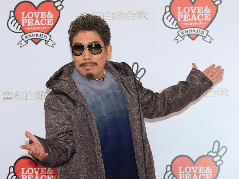 　フォトセッションに臨む鈴木雅之（代表撮影）