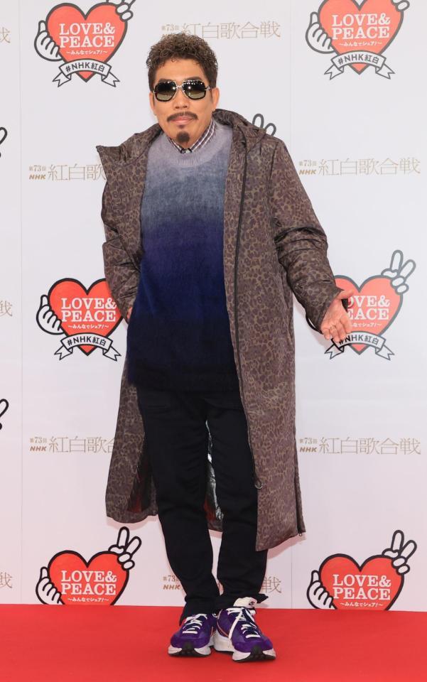 　フォトセッションに臨む鈴木雅之（代表撮影）　