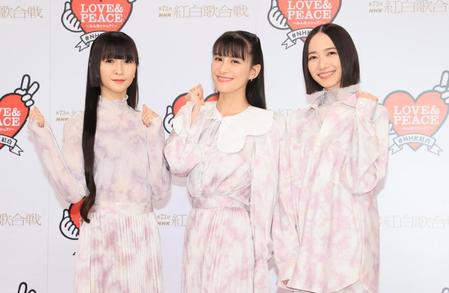 　フォトセッションに臨むＰｅｒｆｕｍｅの（左から）かじゆか、あ～ちゃん、のっち（代表撮影）