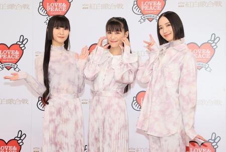 　フォトセッションに臨むＰｅｒｆｕｍｅの（左から）かしゆか、あ～ちゃん、のっち（代表撮影）