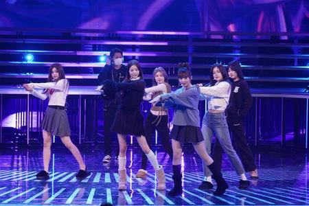 　リハーサルを行うＩＶＥ