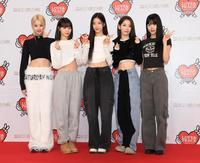 　フォトセッションに臨むＬＥ　ＳＳＥＲＡＦＩＭの（左から）ＹＵＮＪＩＮ、ＣＨＡＥＷＯＮ、ＫＡＺＵＨＡ、ＳＡＫＵＲＡ、ＥＵＮＣＨＡＥ（代表撮影）