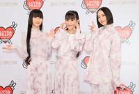 　フォトセッションに臨むＰｅｒｆｕｍｅの（左から）かしゆか、あ～ちゃん、のっち（代表撮影）