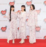 　フォトセッションに臨むＰｅｒｆｕｍｅの（左から）かしゆか、あ～ちゃん、のっち（代表撮影）