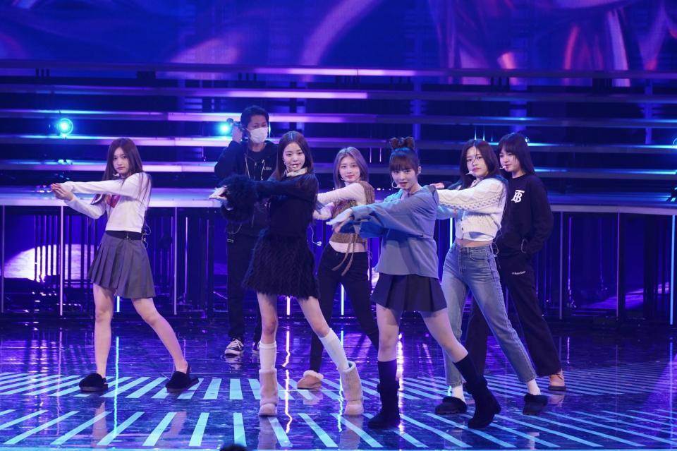 　リハーサルを行うＩＶＥ