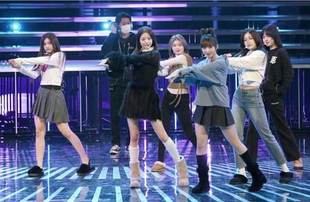 　リハーサルを行うＩＶＥ