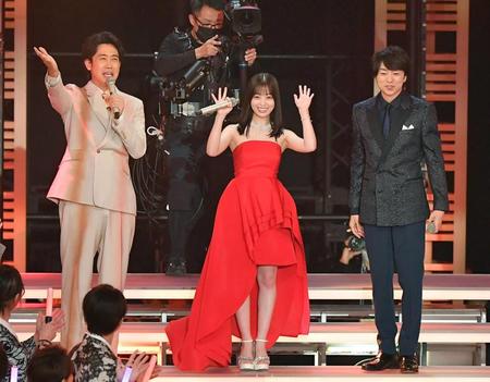 　司会を務める（左から）大泉洋、橋本環奈とスペシャルナビゲーターの櫻井翔（撮影・伊藤笙子）