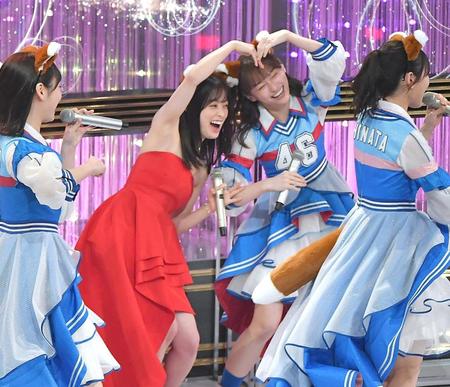 　日向坂４６とパフォーマンスする橋本環奈（左から２人目）＝撮影・伊藤笙子