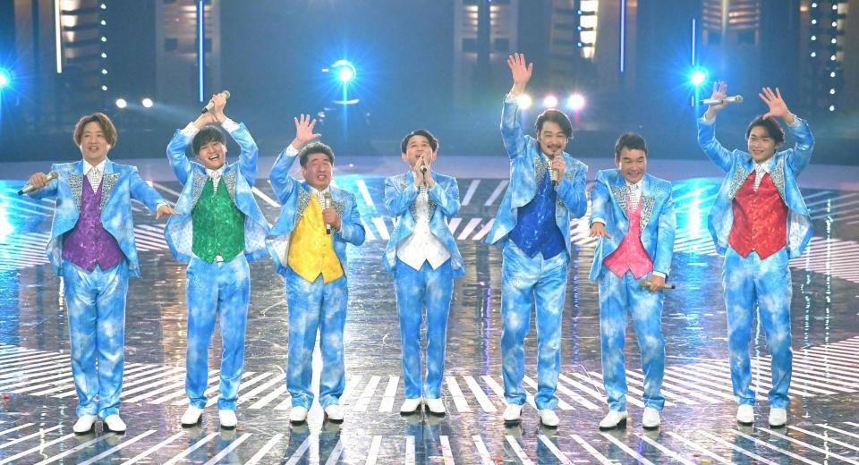　歌唱を終え客席に手を振る（左から）酒井一圭、後上翔太、寺門ジモン、有吉弘行、小田井涼平、肥後克広、白川裕二郎（撮影・伊藤笙子）