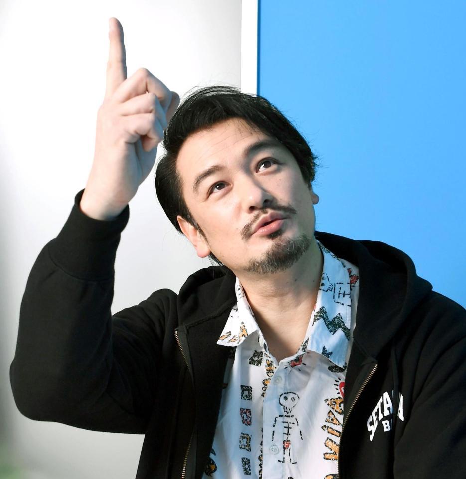 　天を指さす小田井涼平（撮影・園田高夫）