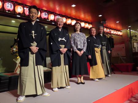 　初日あいさつを行った（左から）尾上菊之助、中村時蔵、河村潤子理事長、尾上菊五郎、尾上松緑