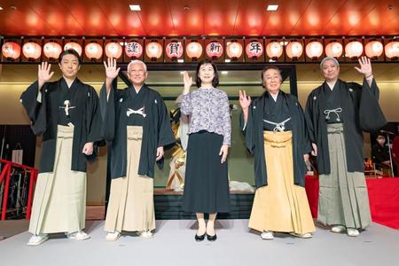 　初日舞台あいさつを行った（左から）尾上菊之助、中村時蔵、河村潤子理事長、尾上菊五郎、尾上松緑