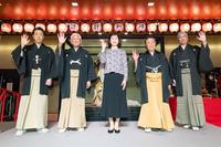 　初日舞台あいさつを行った（左から）尾上菊之助、中村時蔵、河村潤子理事長、尾上菊五郎、尾上松緑