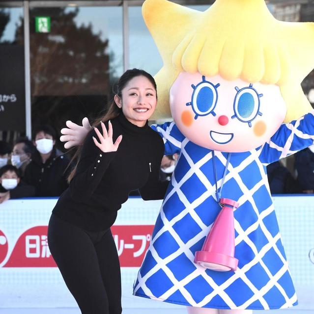 安藤美姫　彼氏は「募集中です」　ボディーラインくっきり衣装で華麗な初滑り