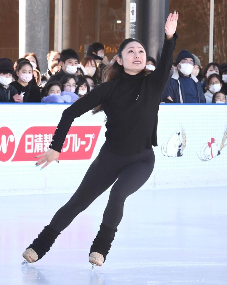 新年の初滑りを見せる安藤美姫（撮影・園田高夫）