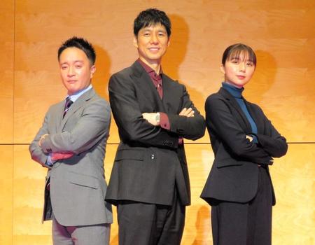 　クールにポーズをする（左から）濱田岳、西島秀俊、上白石萌歌