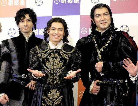 　取材会に出席した（左から）橘ケンチ、中川晃教、別所哲也