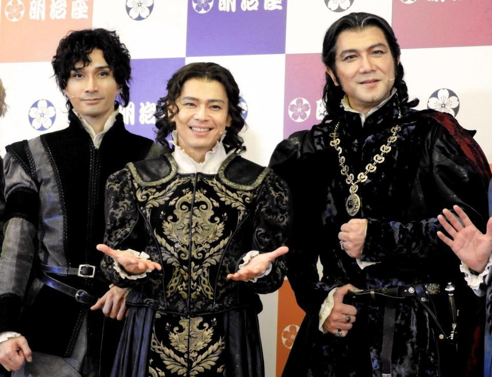 　取材会に出席した（左から）橘ケンチ、中川晃教、別所哲也