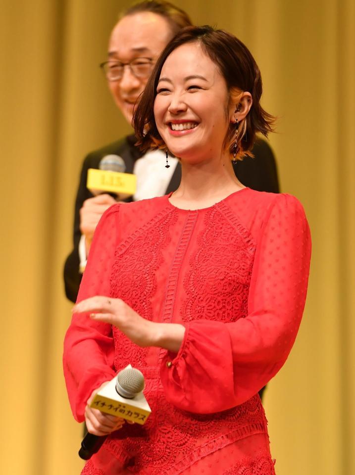 　舞台あいさつで笑顔を見せる黒木華（撮影・開出牧）