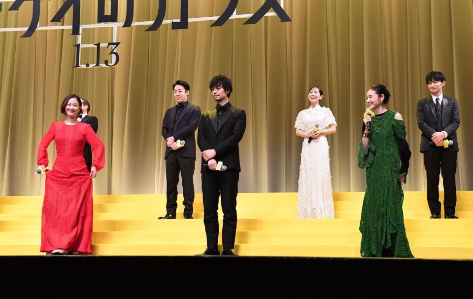 　プライベートでも仲がいいという吉田羊（右）とクリスマスカラーの衣装で登場した黒木華（左）。中央は斎藤工。後列右から津田健次郎、田中みな実、尾上菊之助（撮影・開出牧）