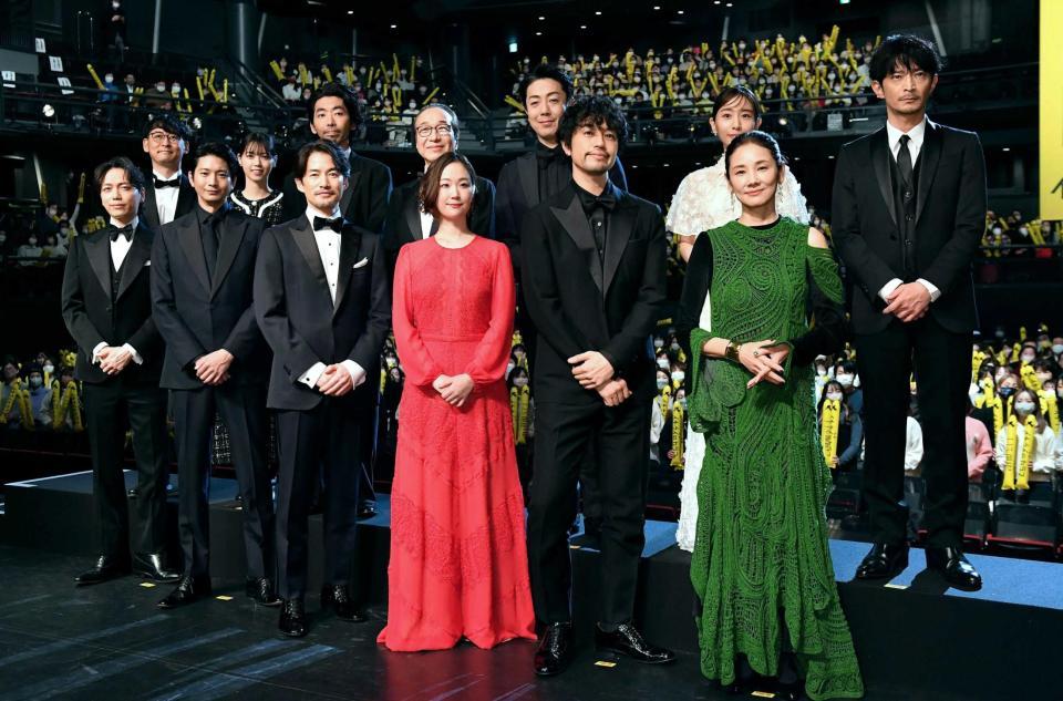 　（前列左から）山崎育三郎、向井理、竹野内豊、黒木華、斎藤工、吉田羊、（後列左から）田中亮監督、西野七瀬、柄本時生、小日向文世、尾上菊之助、田中みな実、津田健次郎（撮影・開出牧）