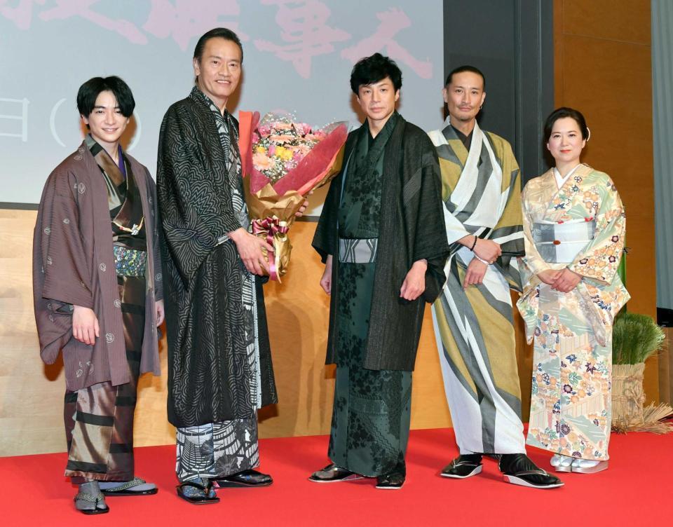 　卒業する遠藤憲一（左から２人目）に花束を贈呈した（左から）知念侑李、（１人おいて）東山紀之、松岡昌宏、和久井映見（撮影・佐々木彰尚）