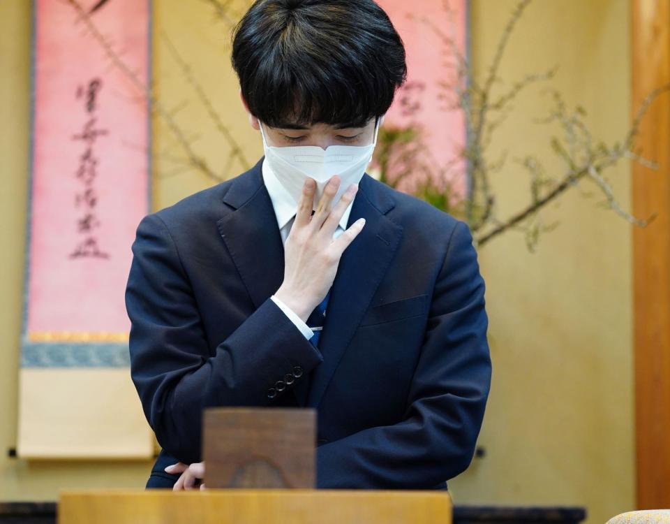 　検分で将棋盤を前に考え込む藤井聡太王将（日本将棋連盟提供）